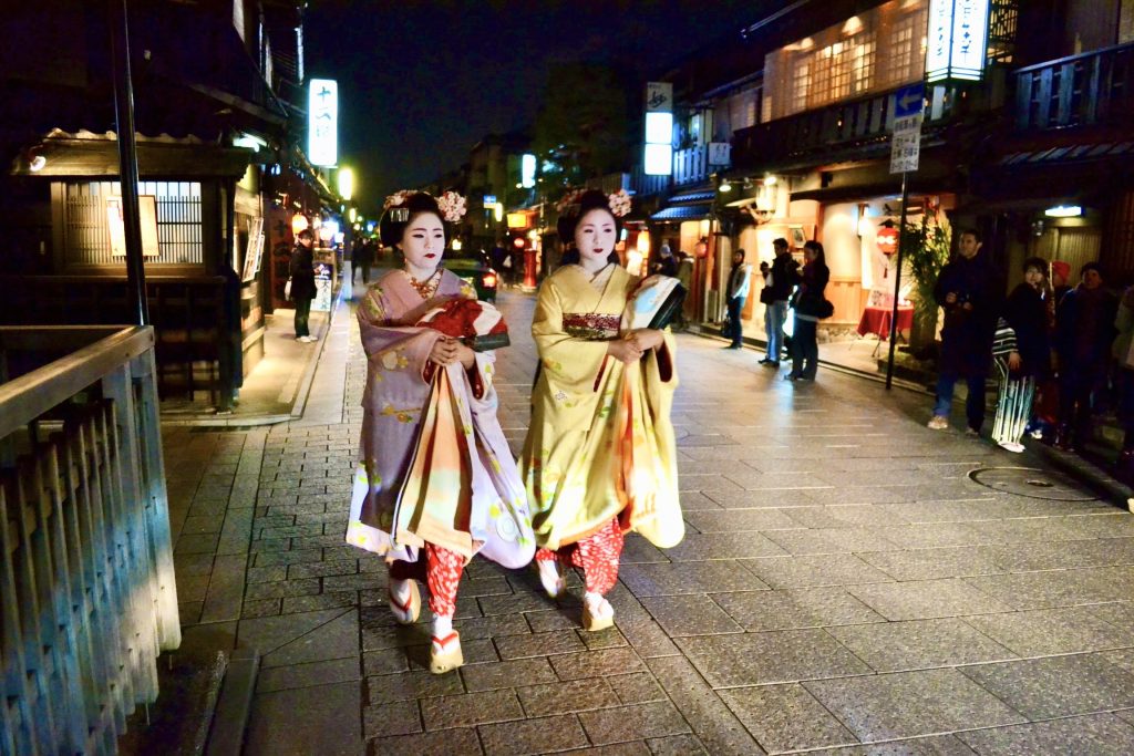 花の都 京都祇園 夕暮れの花街を英語で歩く Night Walk In Gion Waraido